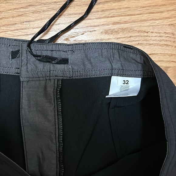 Size 32 O’Neil Hybrid dark gray size 32 shorts in excellent condition. - Picture 3 of 3